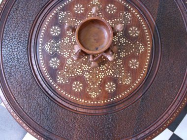 Essaouira, Fas, 15 Ağustos 2012: Essaouira, Fas 'ta bir mağazada ahşap masa