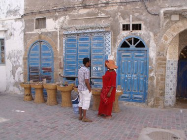 Essaouira, Fas, 15 Ağustos 2012: Essaouira, Fas 'ta bir zanaat atölyesinin yanında bir erkek ve bir kadın