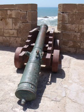 Essaouira, Fas, 15 Ağustos 2012: Fas 'taki Essaouira Kalesi' nde denize bakan topun dikey görüntüsü