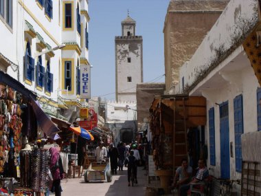 Essaouira, Fas, 15 Ağustos 2012: Essaouira, Fas 'ta bir sokakta görülen bir caminin minaresi