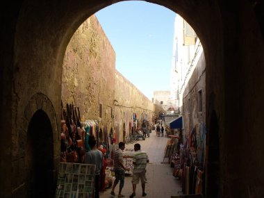 Essaouira, Fas, 15 Ağustos 2012: Essaouira, Fas 'ta bir ara sokağa giriş.