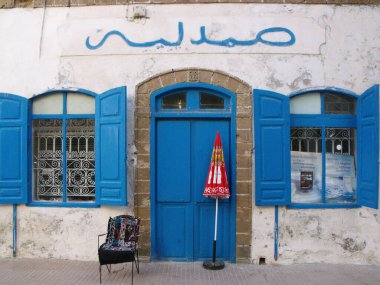 Essaouira, Fas, 15 Ağustos 2012: Essaouira, Fas 'ta mavi pencereli ve kapısı olan eczane