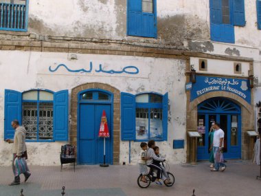 Essaouira, Fas, 15 Ağustos 2012: Essaouira, Fas 'ta yürüyen insanlar