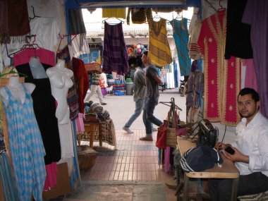 Essaouira, Fas, 15 Ağustos 2012: Bir adam Essaouira, Fas 'taki bir dikiş makinesinde dikiş dikiyor