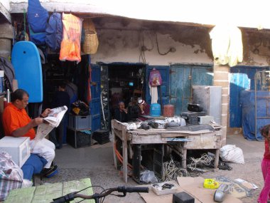 Essaouira, Fas, 15 Ağustos 2012: Bir adam Essaouira, Fas 'ta bir pazarda gazete okuyor