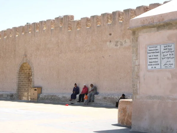 Essaouira Maroko Sierpnia 2012 Grupa Ludzi Obok Muru Essaouira Maroko — Zdjęcie stockowe