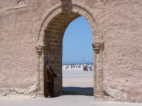 2012年8月15日 摩洛哥埃索乌拉 一名男子在摩洛哥埃索乌拉港口附近的拱门旁边 — 图库照片