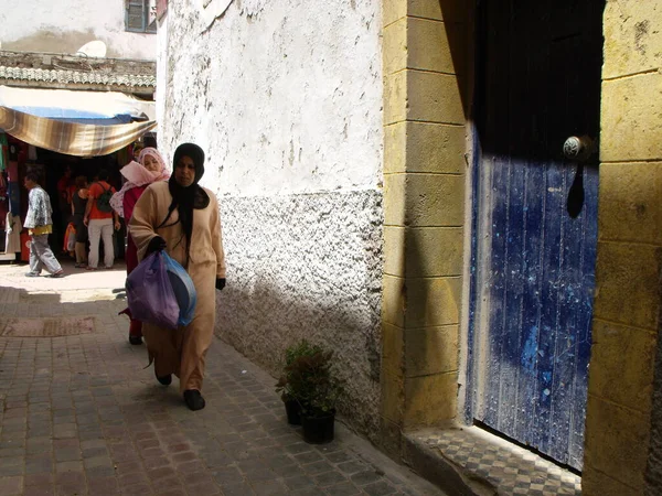 Essaouira Marokkó 2012 Augusztus Nők Egy Utcán Essaouira Városában Marokkóban — Stock Fotó
