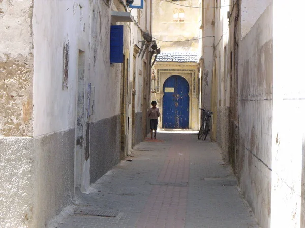 Essaouira Marokko Augustus 2012 Een Kind Loopt Door Een Steegje — Stockfoto