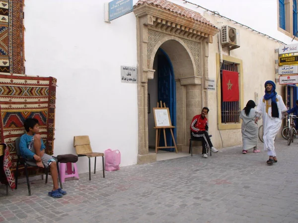 2012年8月15日 摩洛哥埃索乌拉 几个人从摩洛哥埃索乌拉的一家酒店门口走过 — 图库照片