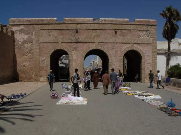 2012年8月15日 摩洛哥埃索乌拉 摩洛哥埃索乌拉一些拱门旁边的巡回摊位 — 图库照片