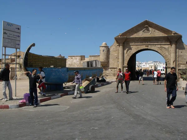 2012年8月15日 摩洛哥埃索乌拉 一群人在摩洛哥埃索乌拉渔港入口处 — 图库照片