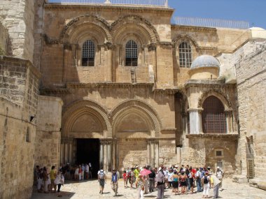 Kudüs, İsrail, 19 Ağustos 2010: İsrail 'in Kudüs kentindeki İsa Mesih' in Kutsal Mezarı Kilisesi cephesi