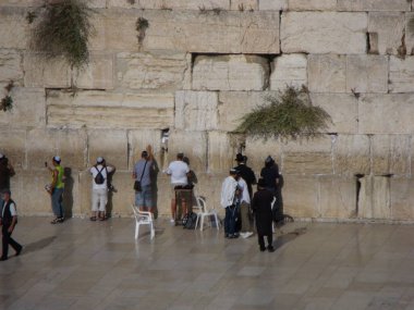 Kudüs, İsrail, 19 Ağustos 2010: Birçok inançlı Yahudi Kudüs, İsrail 'deki Ağlama Duvarı' nın yanında dua ediyor
