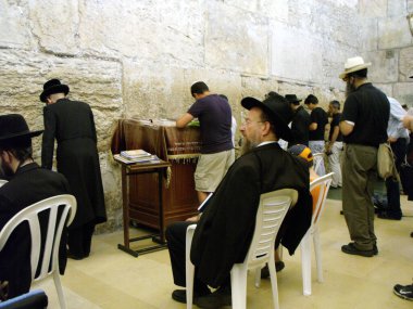 Kudüs, İsrail, 19 Ağustos 2010: İsrail 'in Kudüs kentindeki Ağlama Duvarı içinde sayısız insan