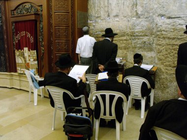 Kudüs, İsrail, 19 Ağustos 2010: İsrail 'in Kudüs kentindeki Ağlama Duvarı içinde bir grup insan