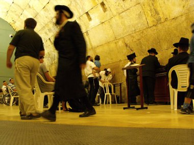 Kudüs, İsrail, 19 Ağustos 2010: Birçok inanan Kudüs, İsrail 'deki Ağlama Duvarı içinde dua ediyor