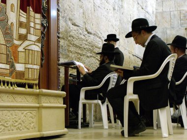 Kudüs, İsrail, 19 Ağustos 2010: İsrail 'in Kudüs şehrinde Ağlama Duvarı içinde namaz kılan bir grup adam