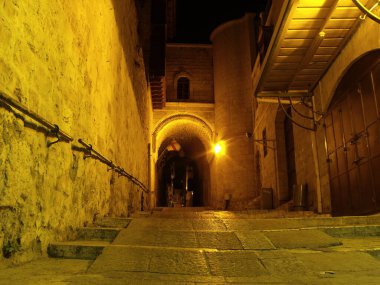 Kudüs, İsrail, 19 Ağustos 2010: İsrail 'in eski Kudüs kentindeki bir caddenin gece manzarası