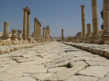 Jerash, Ürdün, 8 Ağustos 2010: Ürdün 'ün başkenti Jerash' ta bir sütun caddenin taş yolu