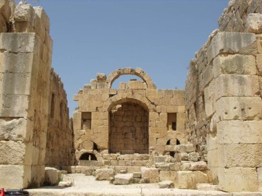 Jerash, Ürdün, 8 Ağustos 2010: Ürdün 'ün Jerash kentinde taş bir yapının kalıntıları