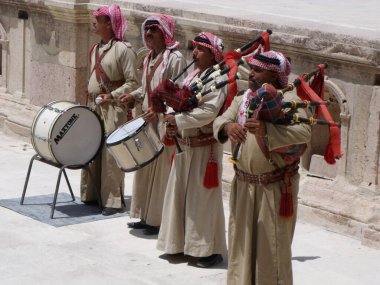 Jerash, Ürdün, 8 Ağustos 2010: Ürdünlü müzisyenler grubu Ürdün 'ün Jerash kentindeki Roma tiyatrosunda
