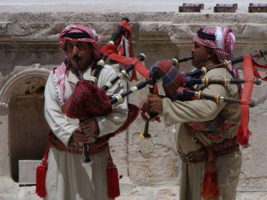 Jerash, Ürdün, 8 Ağustos 2010: Ürdünlü iki gaydacı Ürdün 'ün Jerash kentinin tiyatrosunda