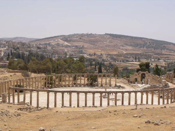 Jerash Jordánsko Srpna 2010 Velké Hlavní Náměstí Obklopeno Kamennými Sloupy — Stock fotografie