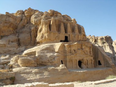 Petra, Jordan. 16 Ağustos 2010: Ürdün 'ün Petra kentindeki Siq' in girişinde kraliyet mezarları