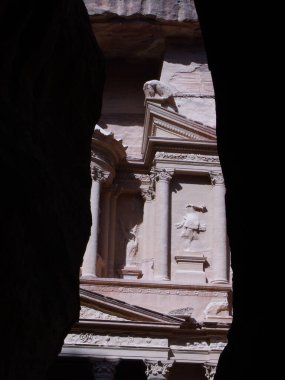 Petra, Jordan. 16 Ağustos 2010 'da, Hazine' nin duvarları arasında görülen ve Petra, Ürdün 'e uzanan dar kanyonun dikey görüntüsü.