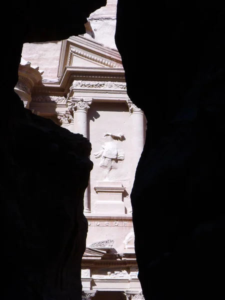 Πέτρα Ιορδανία Αυγούστου 2010 Κάθετη Θέα Του Θησαυροφυλακίου Ανάμεσα Στα — Φωτογραφία Αρχείου