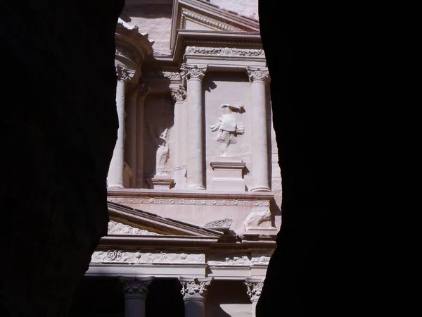 Petra Jordan Agosto 2010 Detalhe Tesouro Visto Entre Paredes Siq — Fotografia de Stock