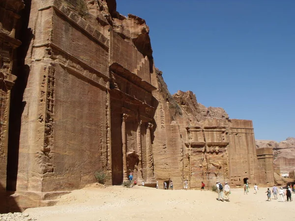 Petra Och Jordan Augusti 2010 Turister Bredvid Gravar Inristade Berget — Stockfoto