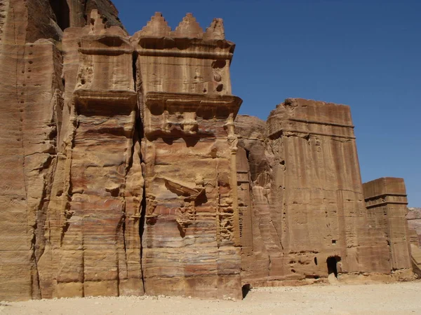 Petra Och Jordan Augusti 2010 Gravar Inristade Berggrunden Petra Jordanien — Stockfoto