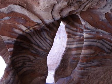 Petra, Jordan. 16 Ağustos 2010: Ürdün 'ün Petra kentindeki dağların karakteristik kırmızımsı damarlı kayası