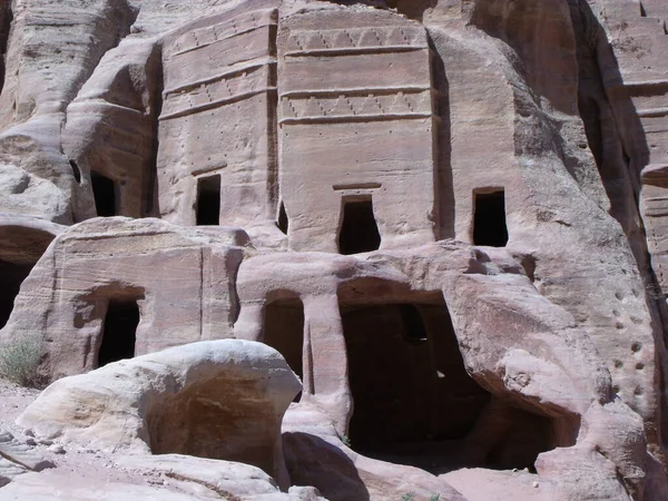 Πέτρα Ιορδανία Αυγούστου 2010 Πόρτες Εισόδου Των Τάφων Σκαλισμένες Στον — Φωτογραφία Αρχείου