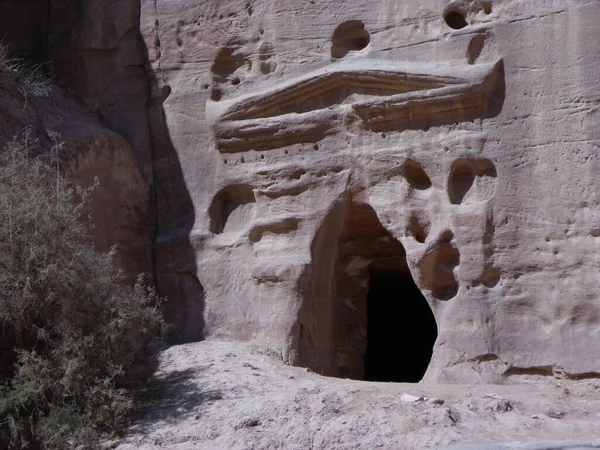 Petra Jordanië Augustus 2010 Toegangsdeur Van Een Graf Uitgehouwen Rode — Stockfoto