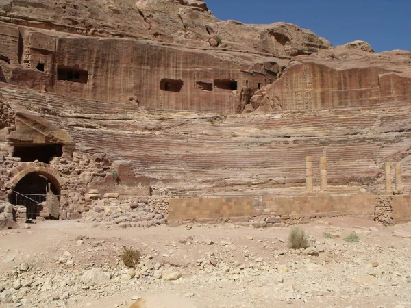 Petra Jordanië Augustus 2010 Het Theater Uitgehouwen Rode Rots Van — Stockfoto