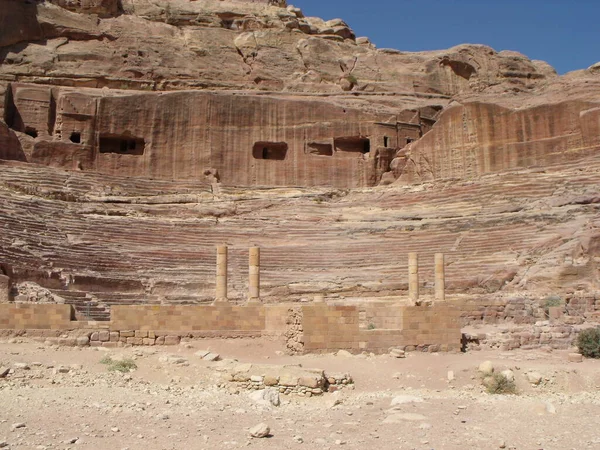 Petra Jordanië Augustus 2010 Het Romeinse Theater Uitgehouwen Rode Rots — Stockfoto