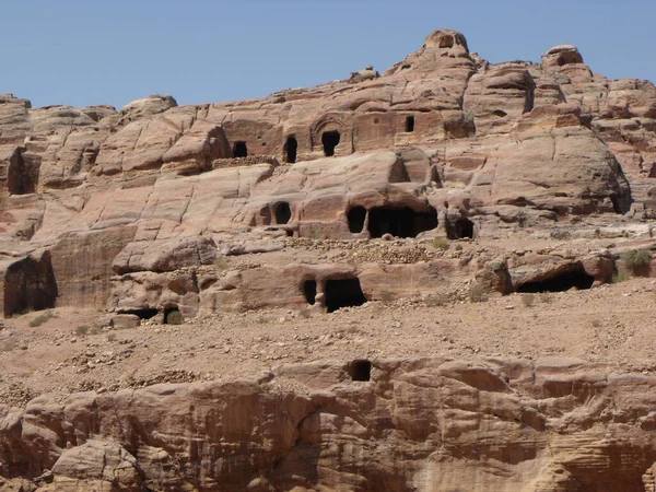 Πέτρα Ιορδανία Αυγούστου 2010 Τάφοι Στον Κοκκινωπό Βράχο Του Βουνού — Φωτογραφία Αρχείου
