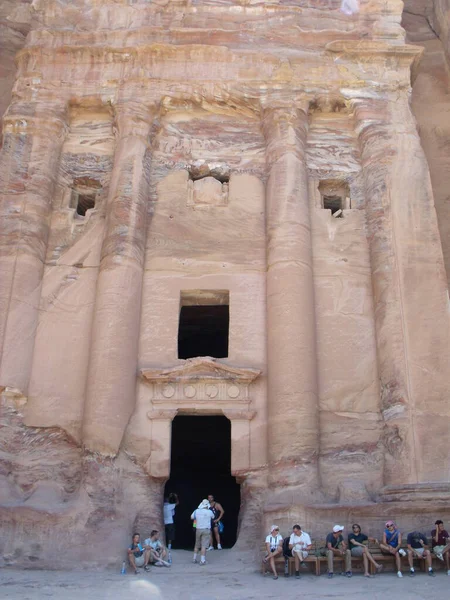 Petra Jordania Agosto 2010 Vista Vertical Los Turistas Junto Puerta — Foto de Stock