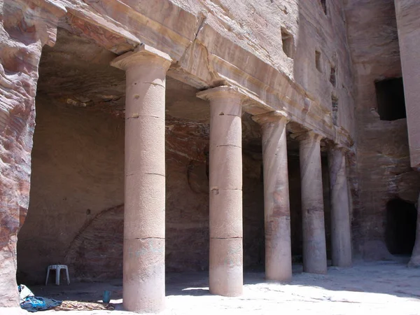 Petra Jordania Agosto 2010 Columnas Junto Puerta Una Tumba Petra — Foto de Stock