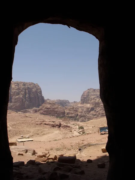 Petra Jordan Srpna 2010 Oblouk Zevnitř Hrobky Výhledem Horu Petra — Stock fotografie