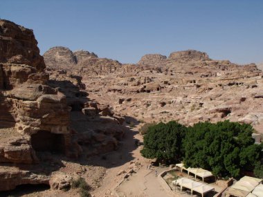Petra, Jordan. 16 Ağustos 2010: Ürdün 'ün Petra Dağı' nda sayısız ve etkileyici kraliyet mezarı kazıldı