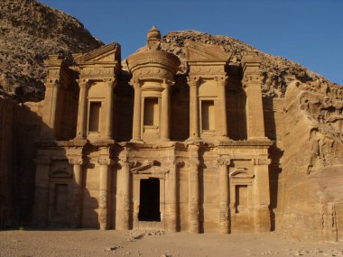 Petra, Jordan. 16 Ağustos 2010: Ürdün 'ün Petra Dağı' ndaki Manastır cephesinin genel görünümü