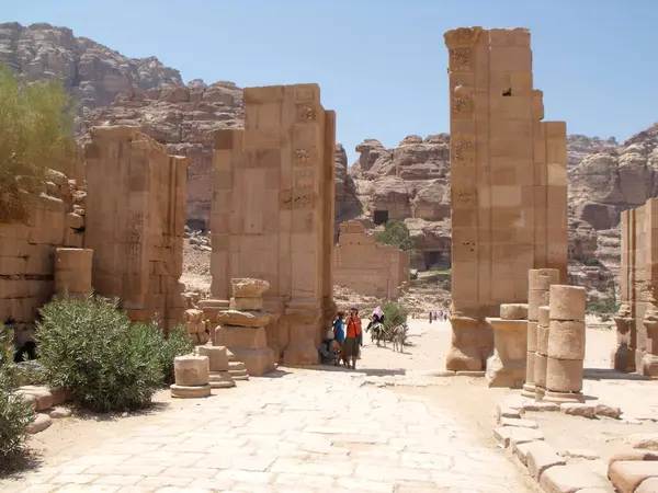 Petra Jordan Agosto 2010 Turistas Lado Dos Restos Templo Montanha — Fotografia de Stock