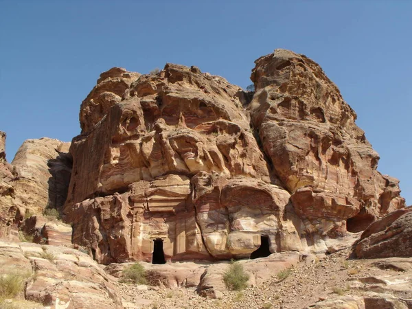 Petra Jordanië Augustus 2010 Koninklijke Graven Uitgehouwen Roodachtige Rots Berg — Stockfoto