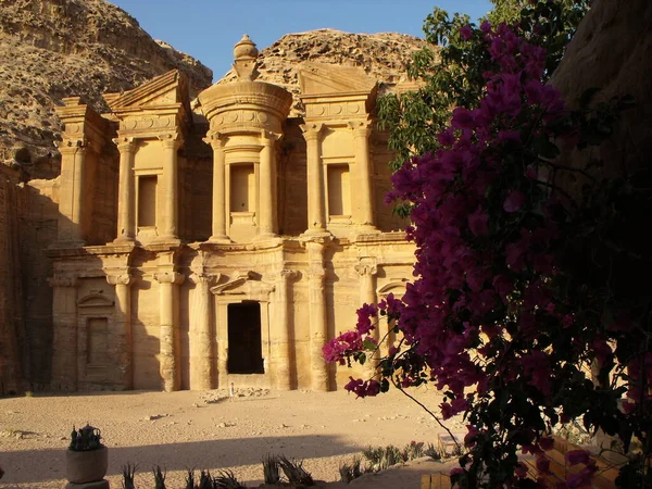 Petra Och Jordan Augusti 2010 Utsikt Mellan Blommorna Fasaden Klostret — Stockfoto