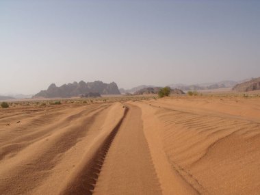 Wadi Rum Çölü, Ürdün, 14 Ağustos 2010: Ürdün 'deki Wadi Rum Çölü' nde tekerlek izi