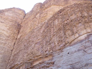 Wadi Rum Çölü, Ürdün, 15 Ağustos 2010: Ürdün 'deki Wadi Rum Çölü' nde bir dağın aşınmış duvarları